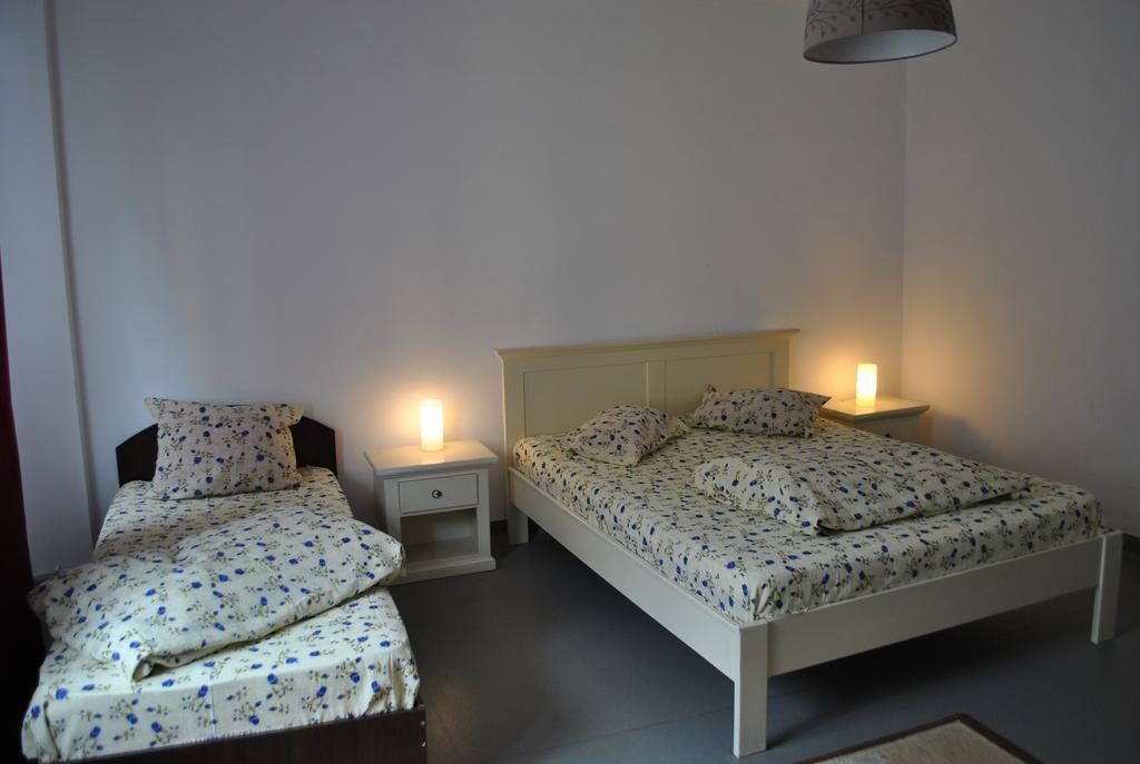 Vogue Hostel Bucarest Extérieur photo